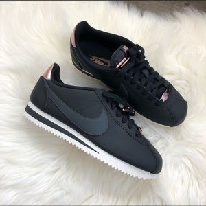 Nike Cortez: All black and rose gold